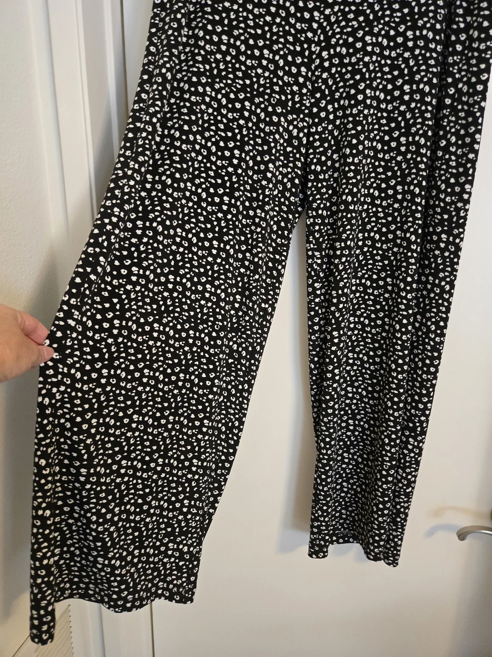 WHBM Classic Black & White Printed Wide-Leg Pants - Picture 2 of 5